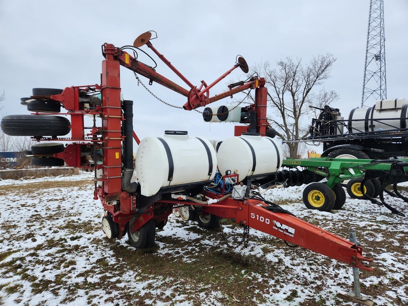 Planting Equipment  White 5100 Planter  Photo