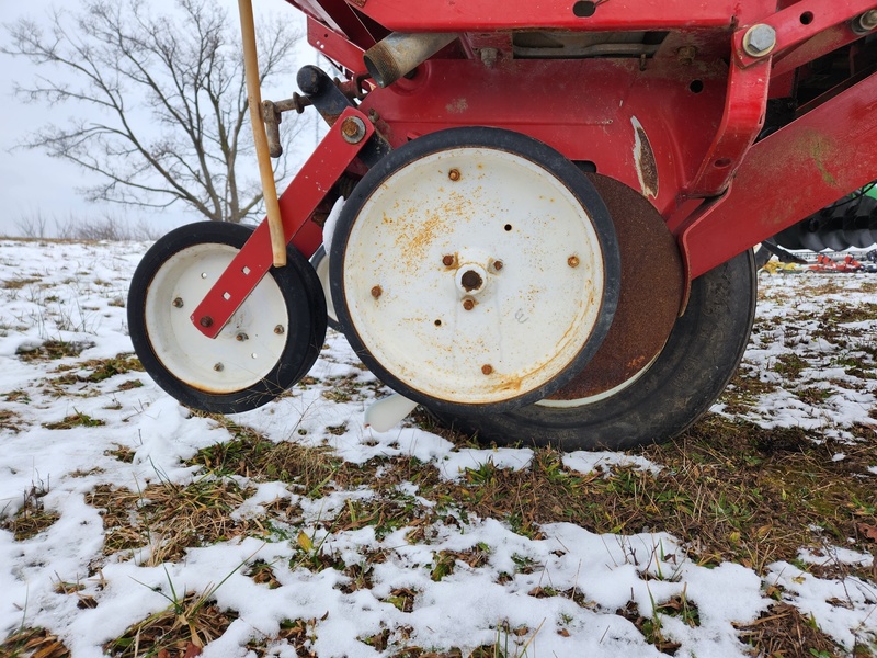 Planting Equipment  White 5100 Planter  Photo