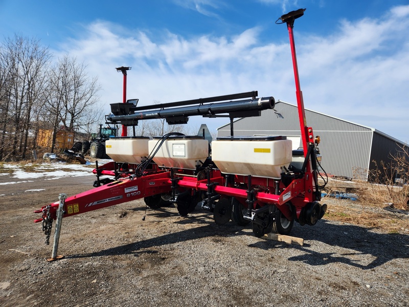 Planting Equipment  White 8106 Planter  Photo