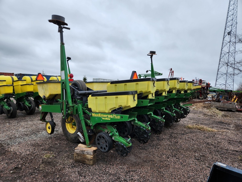 Planting Equipment  John Deere 1780 Planter  Photo