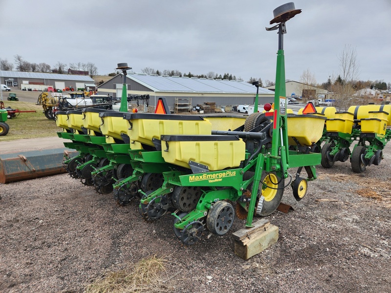 Planting Equipment  John Deere 1780 Planter  Photo