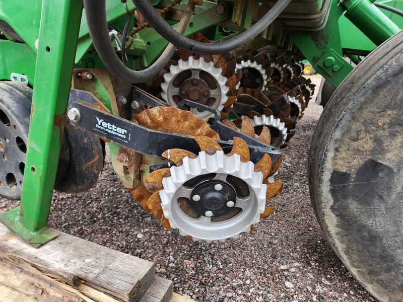 Planting Equipment  John Deere 1780 Planter  Photo