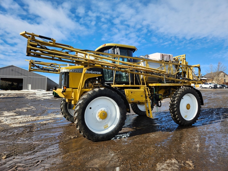 Sprayers  Ag Chem Rogator 1254 Sprayer Photo