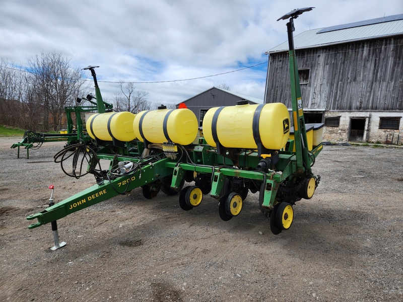 Planting Equipment  John Deere 7200 Planter  Photo