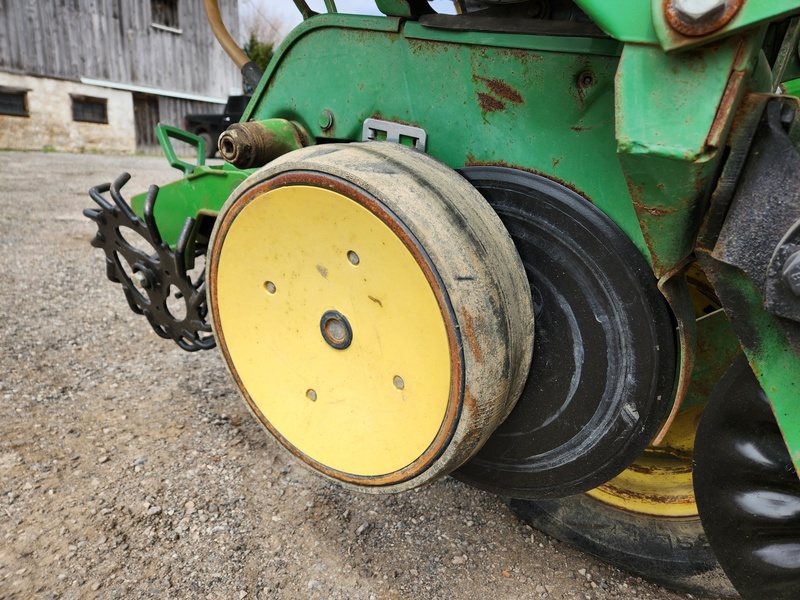 Planting Equipment  John Deere 7200 Planter  Photo