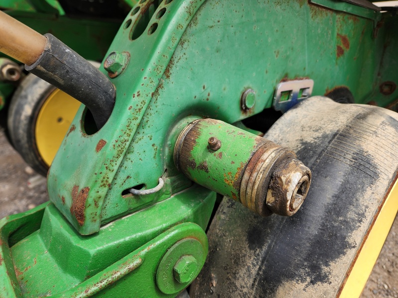 Planting Equipment  John Deere 7200 Planter  Photo