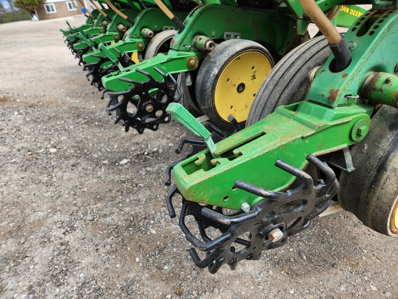 Planting Equipment  John Deere 7200 Planter  Photo