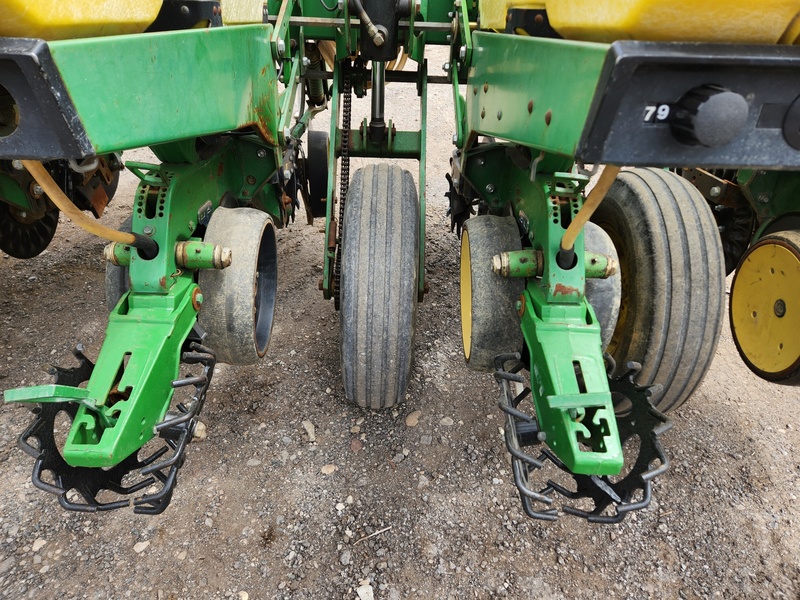 Planting Equipment  John Deere 7200 Planter  Photo