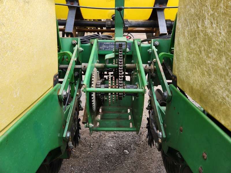 Planting Equipment  John Deere 7200 Planter  Photo