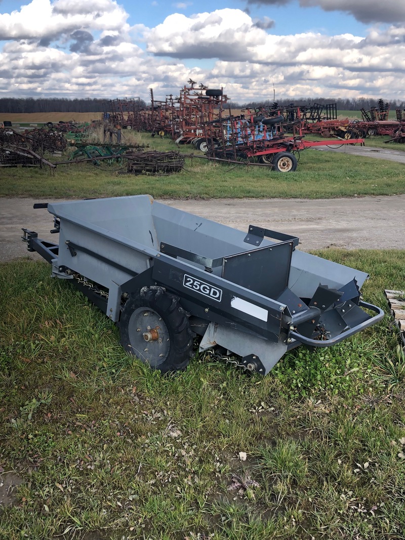 Manure Equipment  Braber 25GD Manure Spreader Photo