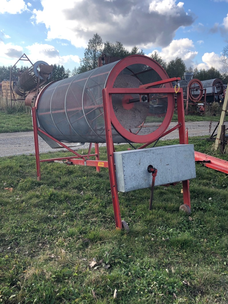 Grain Handling  Snowco Grain Cleaner with Fill Auger Photo