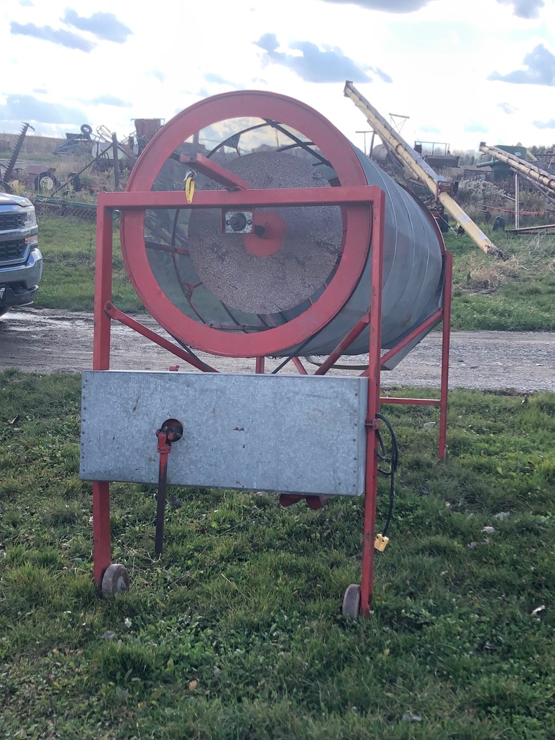 Grain Handling  Snowco Grain Cleaner with Fill Auger Photo