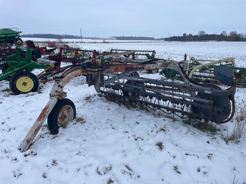 New Idea 4151 Hay Rake - Hydraulic Drive Center Wheel Roll Bar