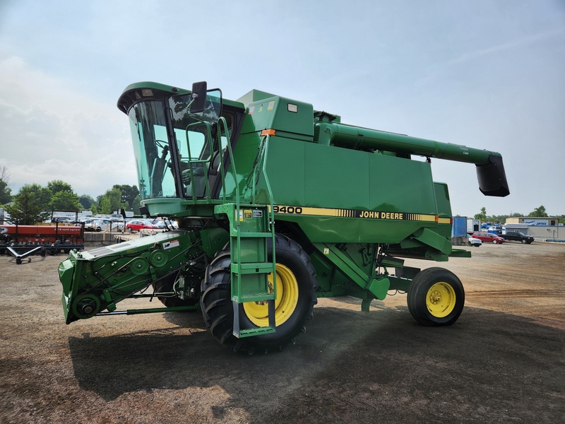 Combines & Harvesting Equipment  John Deere 9400 Combine  Photo