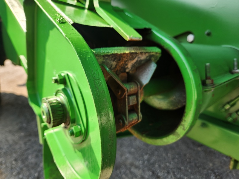 Combines & Harvesting Equipment  John Deere 7720 Combine  Photo