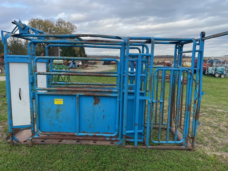 Hay/Forage/Livestock  Cattle Squeeze Gate Chute Photo