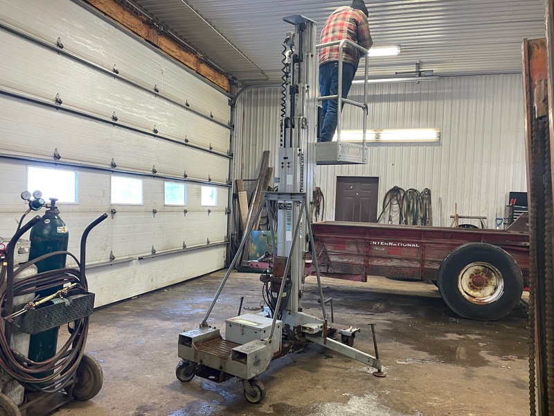 Construction  Genie PLI-24P Electric Personal Manlift Photo