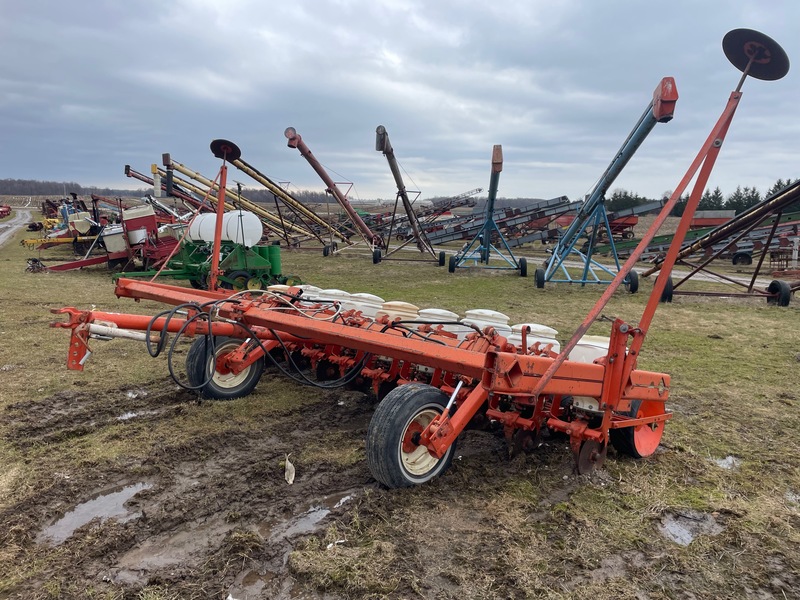 Planting  AE 9 Row Ground Drive Planter Photo