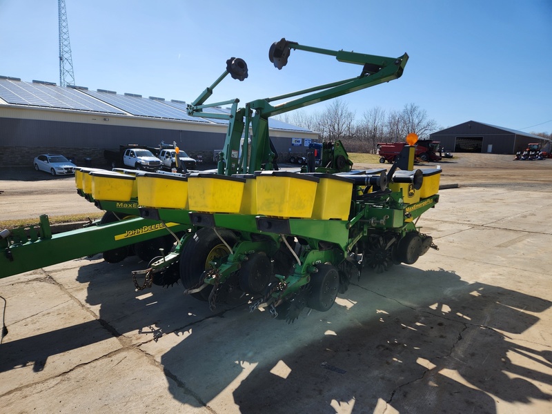 Planting Equipment  John Deere 1760 Planter  Photo