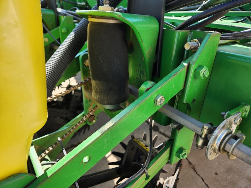 Planting Equipment  John Deere 1760 Planter  Photo