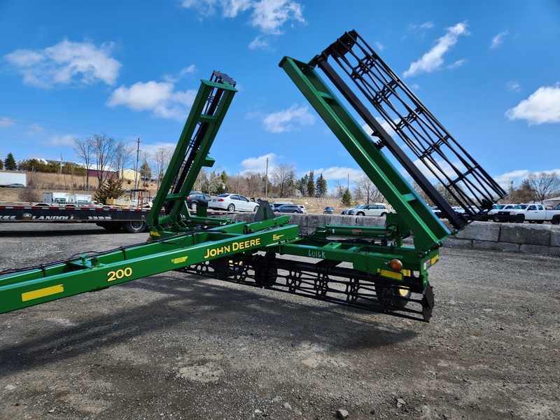 Tillage Equipment  John Deere 200 Crumbler  Photo