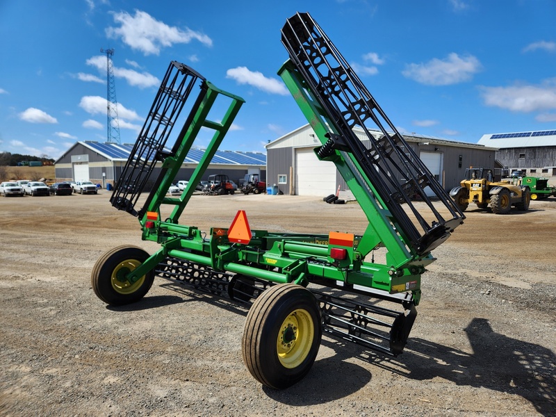 Tillage Equipment  John Deere 200 Crumbler  Photo