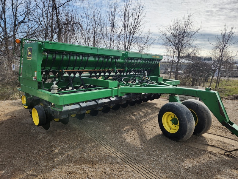 Planting Equipment  John Deere 750 No-Till Drill  Photo