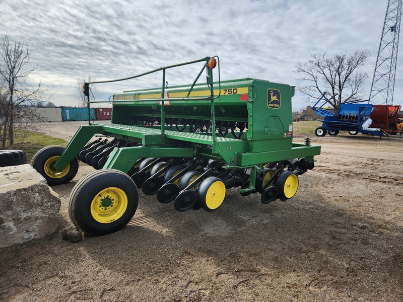 Planting Equipment  John Deere 750 No-Till Drill  Photo