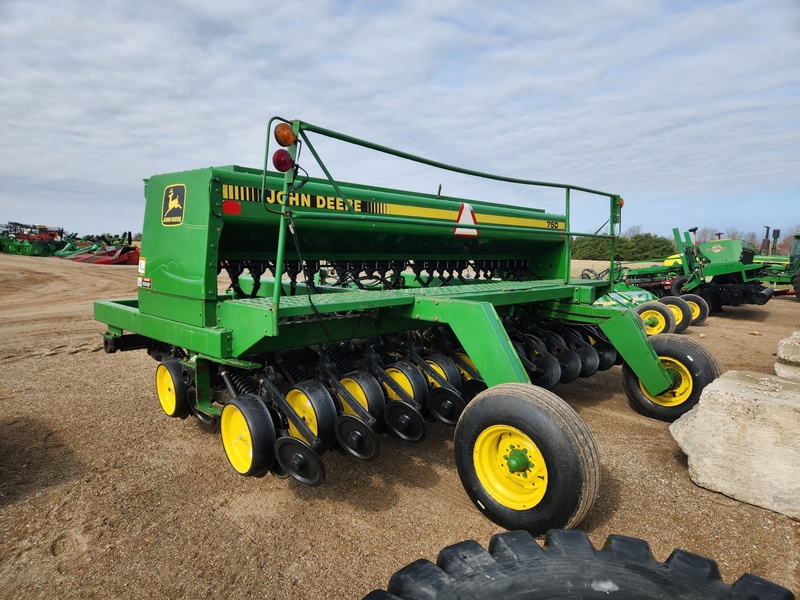 Planting Equipment  John Deere 750 No-Till Drill  Photo