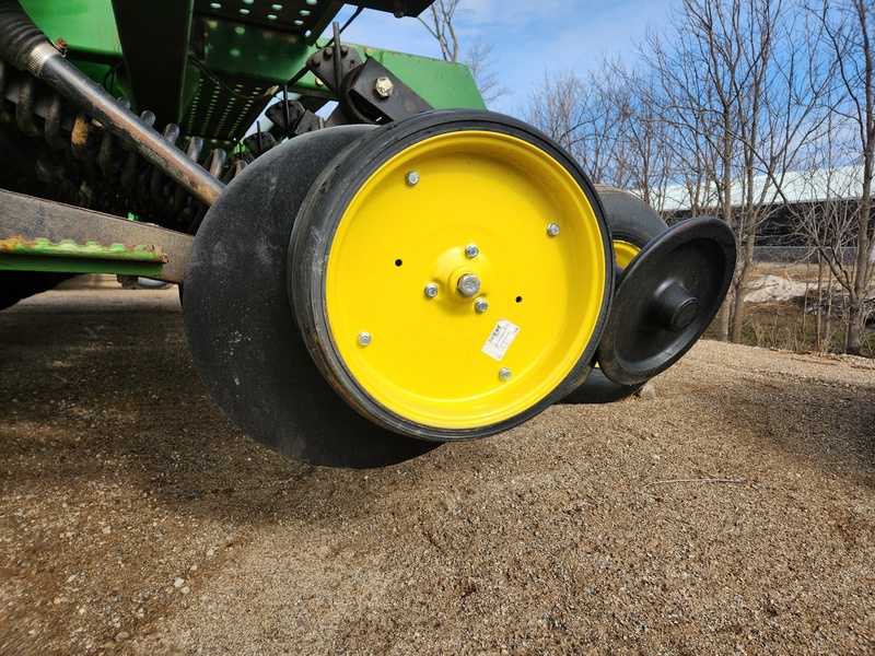 Planting Equipment  John Deere 750 No-Till Drill  Photo