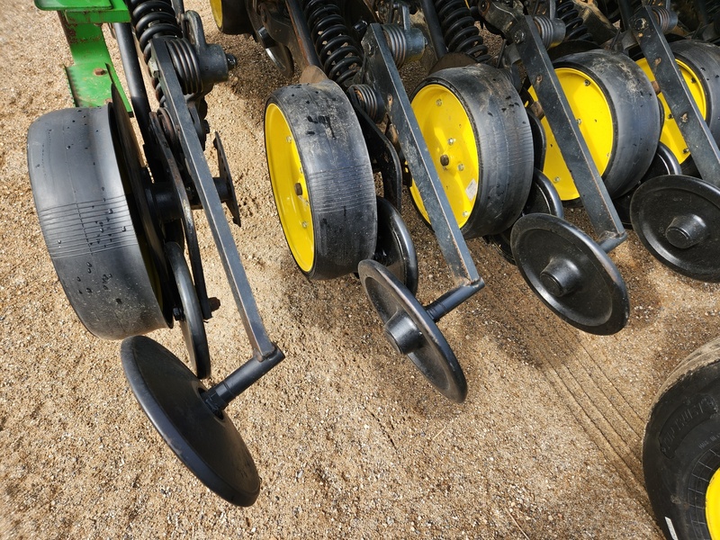 Planting Equipment  John Deere 750 No-Till Drill  Photo
