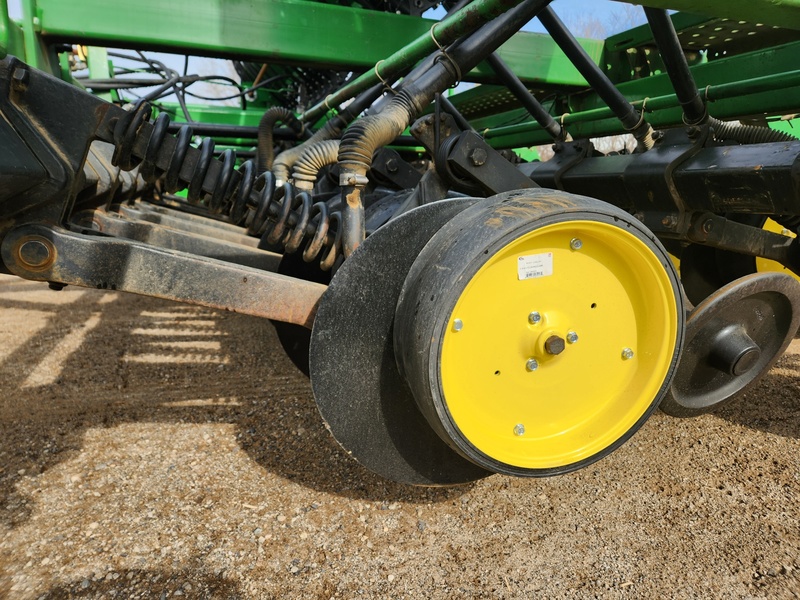 Planting Equipment  John Deere 750 No-Till Drill  Photo