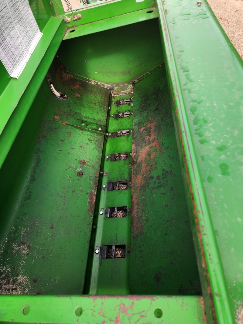 Planting Equipment  John Deere 750 No-Till Drill  Photo