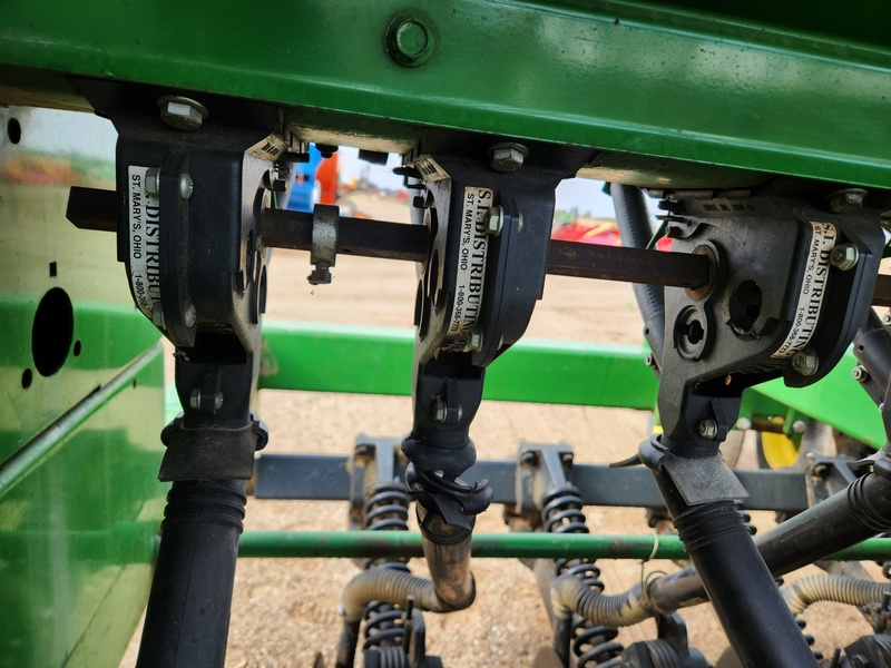 Planting Equipment  John Deere 750 No-Till Drill  Photo