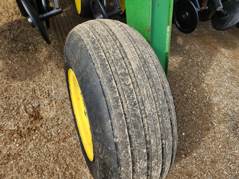 Planting Equipment  John Deere 750 No-Till Drill  Photo
