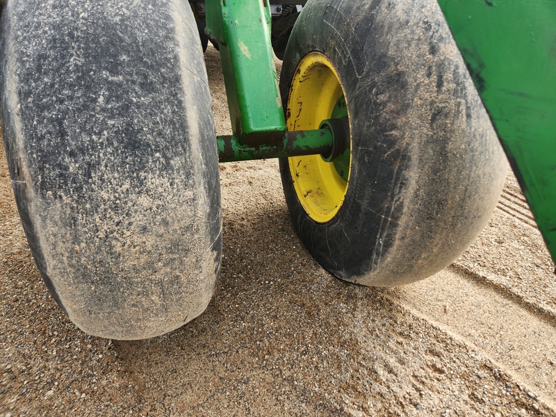 Planting Equipment  John Deere 750 No-Till Drill  Photo