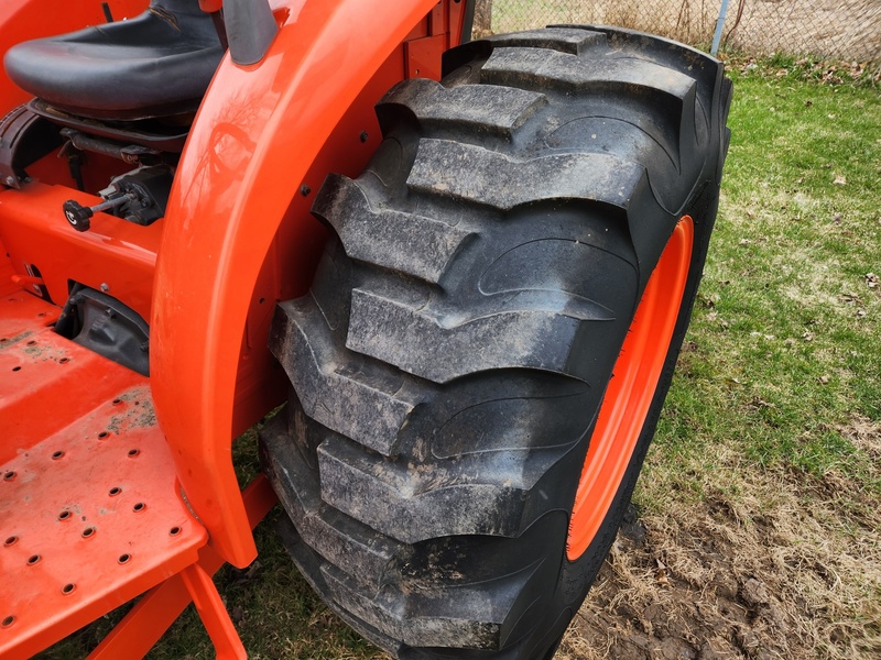 Tractors - Compact  Kubota L4701 Tractor  Photo