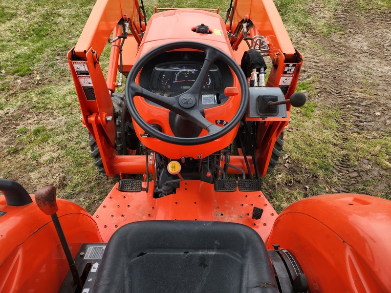 Tractors - Compact  Kubota L4701 Tractor  Photo