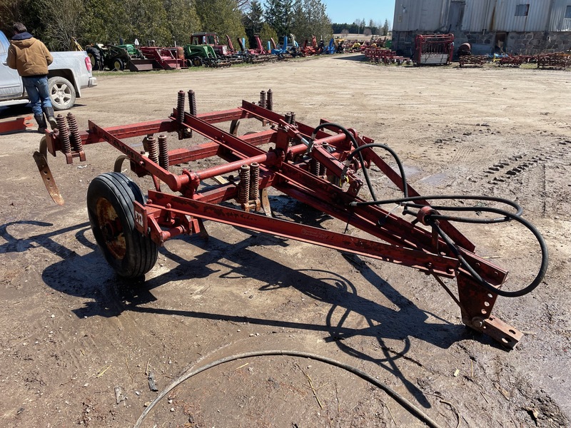 International Chisel Plow 7 Tooth - Spring Reset