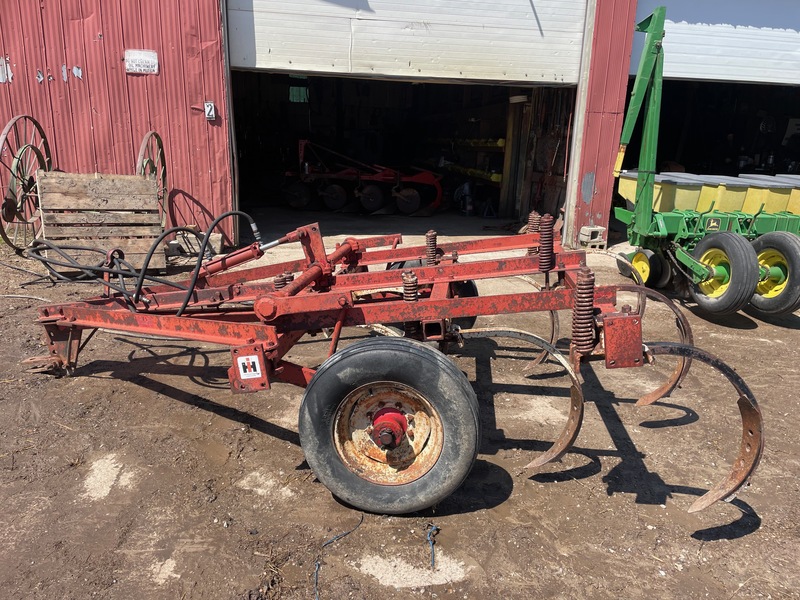 Tillage - Plows  International Chisel Plow 7 Tooth - Spring Reset Photo