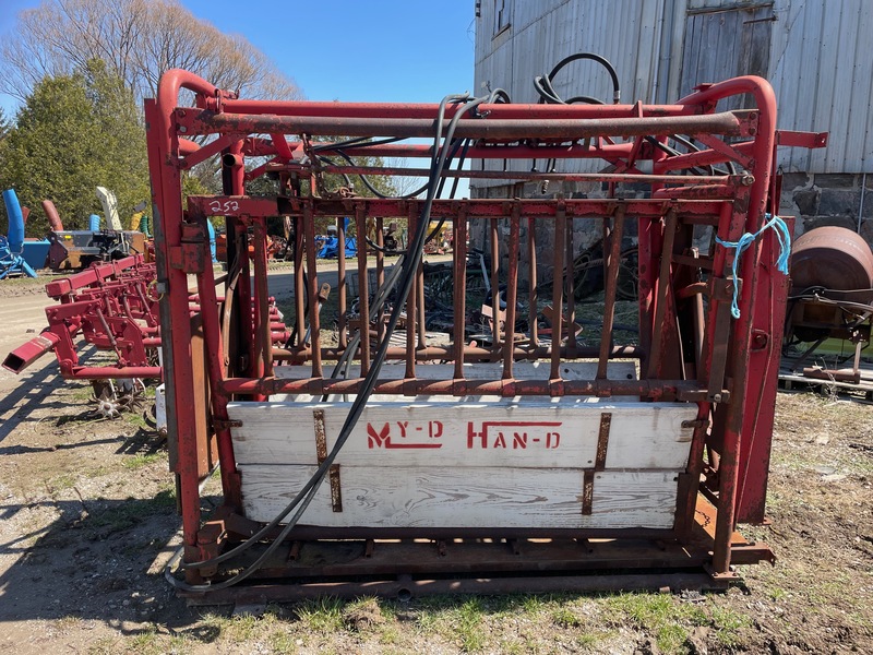 Hay/Forage/Livestock  My-D Han-D Cattle Chute with Squeeze Photo