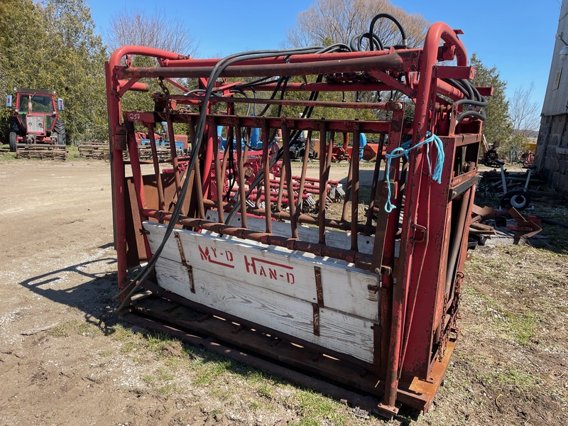 Hay/Forage/Livestock  My-D Han-D Cattle Chute with Squeeze Photo
