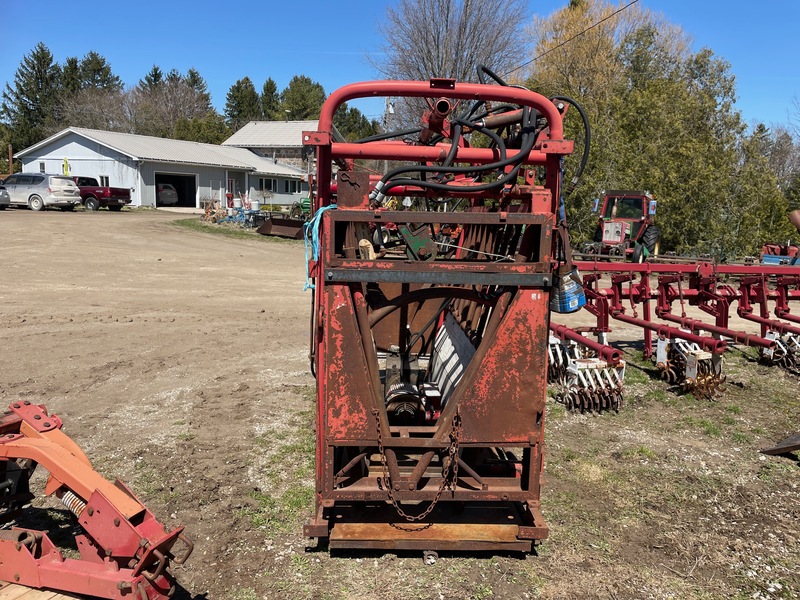 Hay/Forage/Livestock  My-D Han-D Cattle Chute with Squeeze Photo