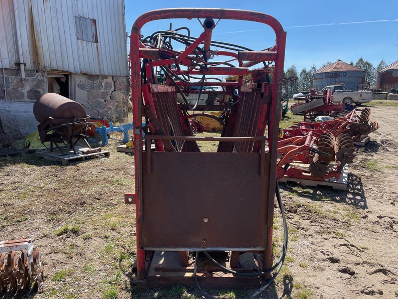 Hay/Forage/Livestock  My-D Han-D Cattle Chute with Squeeze Photo