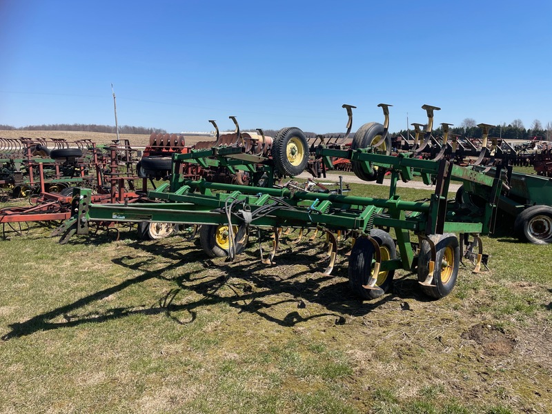 John Deere 1010 C-Shank Cultivator - 22ft - With Buster Bars