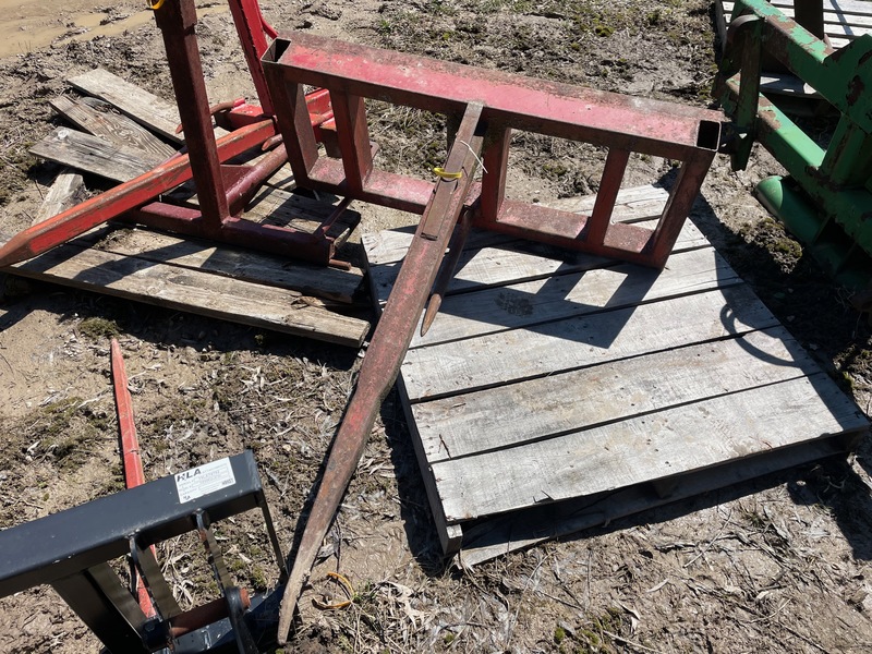 Attachments  Frey Bale Spear - Quick Attach Photo