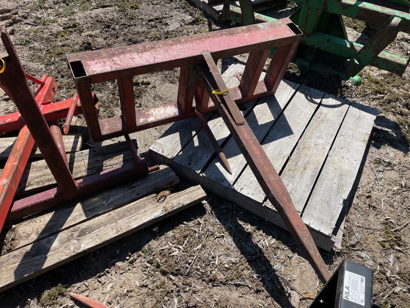 Attachments  Frey Bale Spear - Quick Attach Photo