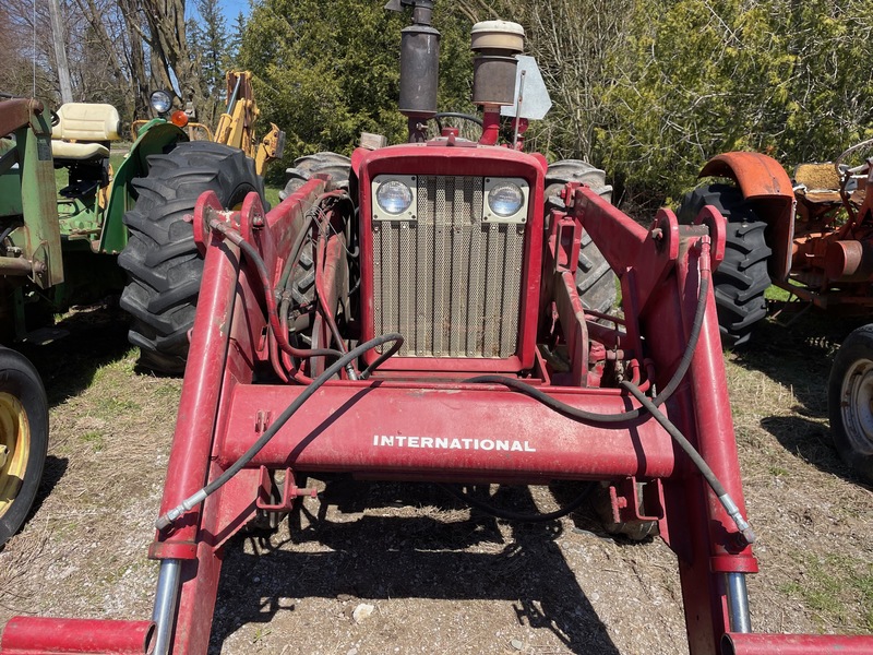 Tractors  International Harvester 504 Tractor (Diesel) - Power Steering + TA + Loader Photo