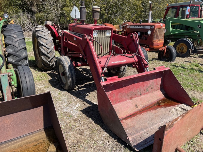 Tractors  International Harvester 504 Tractor (Diesel) - Power Steering + TA + Loader Photo