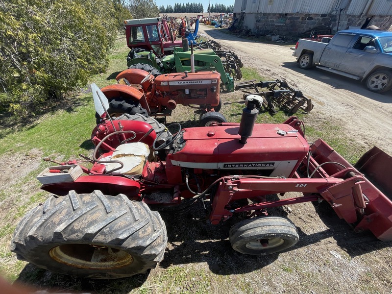 Tractors  International Harvester 504 Tractor (Diesel) - Power Steering + TA + Loader Photo